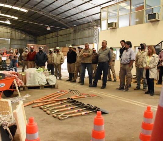 La Municipalidad entregó indumentarias y herramientas a los agentes de Infraestructura