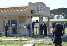 En Carlos Pellegrini, Valdés habilitó un nuevo recinto de cajeros automáticos y entregó bienes de capital a emprendedores