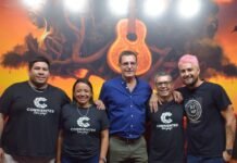 Atención a turistas y visitantes en el stand del Ministerio de Turismo de Corrientes.